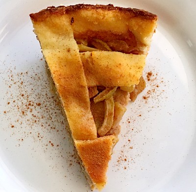 apple-pie-slice.jpeg->first()->description