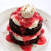 No-Bake Mini Cocoa Cake with Strawberry and Whipped Topping